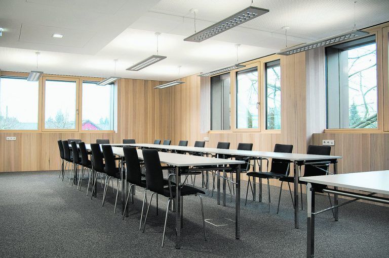 Die Seminarräume des BFI im zweiten OG sind unterschiedlich groß. Schnörkellose Funktionalität ist hier angesagt, allein das Holz der Wände suggeriert emotionale Wärme.