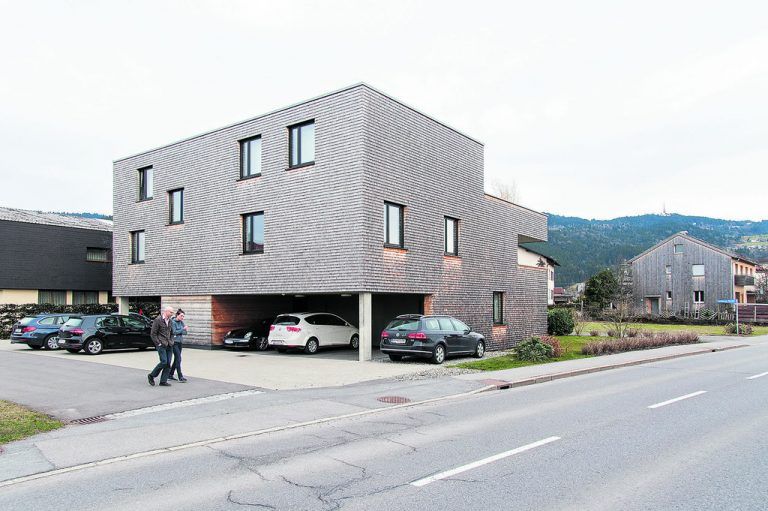 Die Siedlungslage entspricht der regional verbreiteten Struktur einer Einfamilienhauslandschaft, hier direkt an einer Straße gelegen.