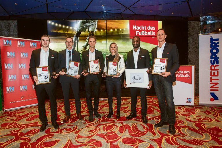 Die Sieger freuten sich über ihre Auszeichnungen, v.l.: Lukas Jäger, Adi Hütter, Philipp Netzer, Sabrina Horvath, Louis Ngwat-Mahop und Robert Schörgenhofer. Fotos: VN-Steurer