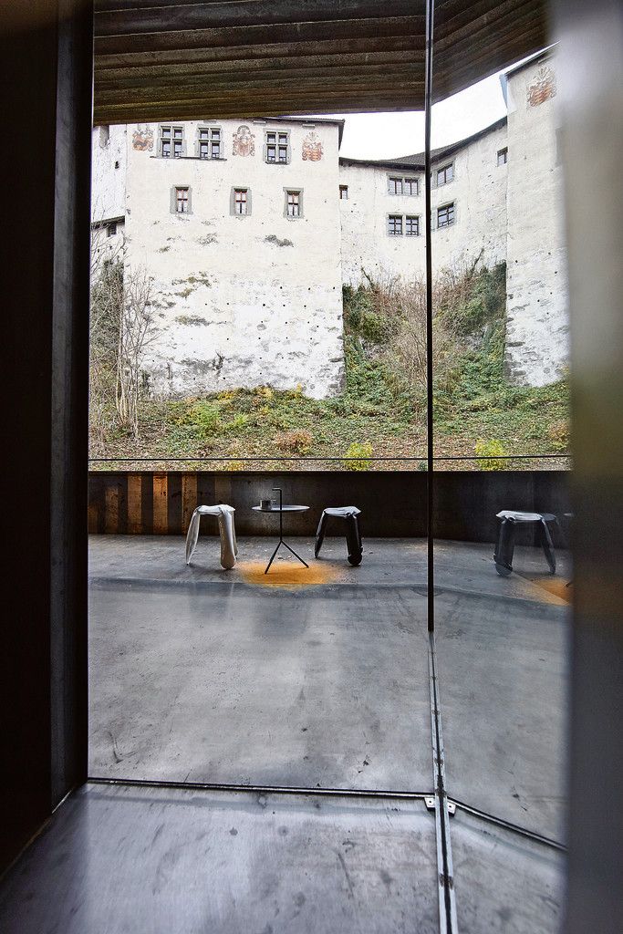 Die skulpturale Ergänzung schafft außerdem ein paar Quadratmeter geschützte Terrassenfläche mit ungewohntem Blick auf das Feldkircher Wahrzeichen.
