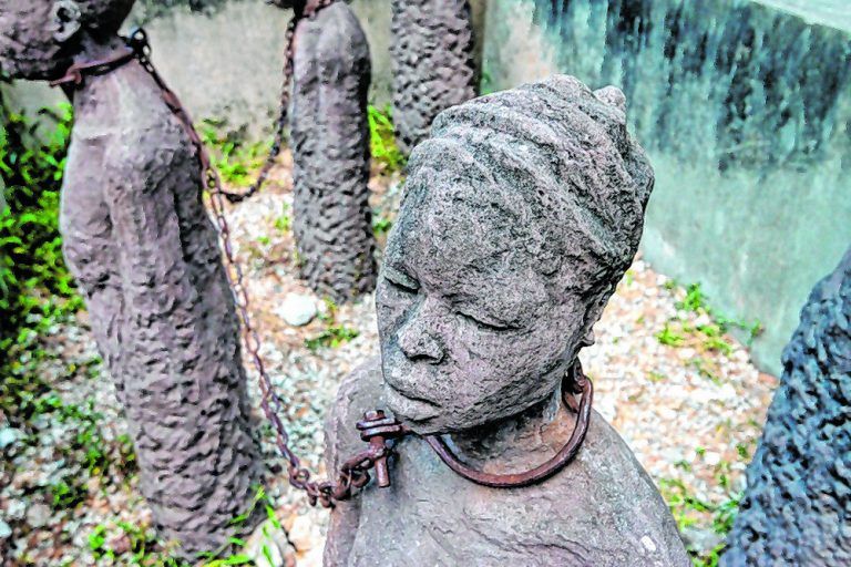 Die Skulpturen stehen auf dem ehemaligen Sklavenmarkt.