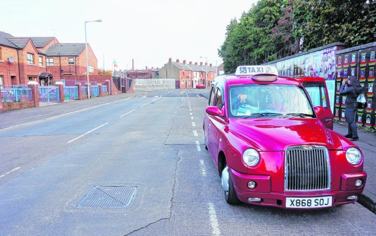 Die speziellen Taxis für Touristen sind eine beliebte Möglichkeit, um Belfast zu erkunden. Foto: Shutterstock