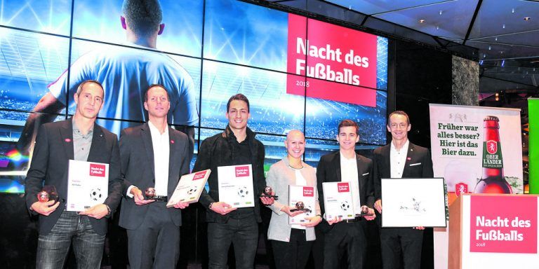 Die strahlenden Sieger bei der Nacht des Fußballs in den einzelnen Kategorien: Adi Hütter (Trainer), Robert Schörgenhofer (Schiedsrichter), Georg Margreitter (Fußballer), Verena Müller (Fußballerin), Valentino Müller (Aufsteiger) und der VN-Lieblingsspieler der Fans, Hannes Aigner. VN/Lerch
