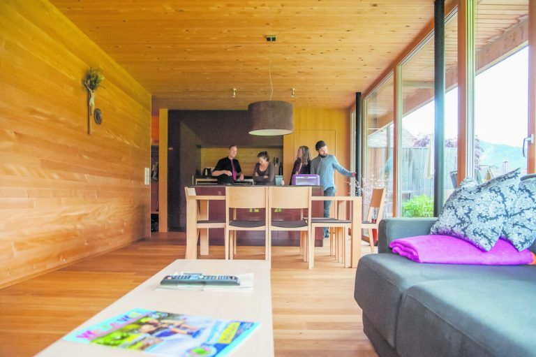 Die Südhälfte der unteren Zweizimmerwohnung gehört ganz dem Wohnraum mit offener Küche und Essplatz.