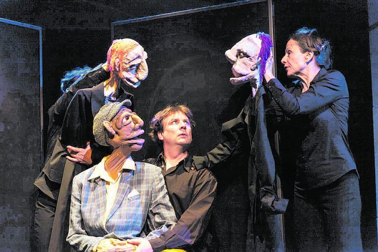 Die theatrale Collage für Puppen und Menschen „Hin ist Hin“ basiert auf Ödön von Horváths „Der ewige Spießer“. buerobureau