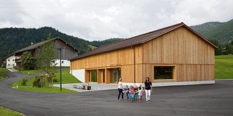 Die Typologie der alten Bauernhäuser von Steinberg am Rofan nimmt Bernardo Bader bei seinem Dorfhaus auf und interpretiert es neu. Das Lärchenholz, mit dem das Haus innen und außen verkleidet ist und mit den Jahren schön vergrauen wird, stammt aus dem Gemeindewald.