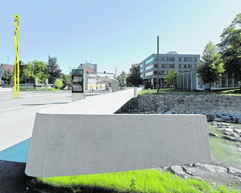 Die Übergänge von der Brücke zur „normalen“ Straße sind exakt definiert. Nicht zuletzt auch durch die helle Farbe des Betons, erzielt durch die Zumischung von grob gekörntem norwegischen Granit.