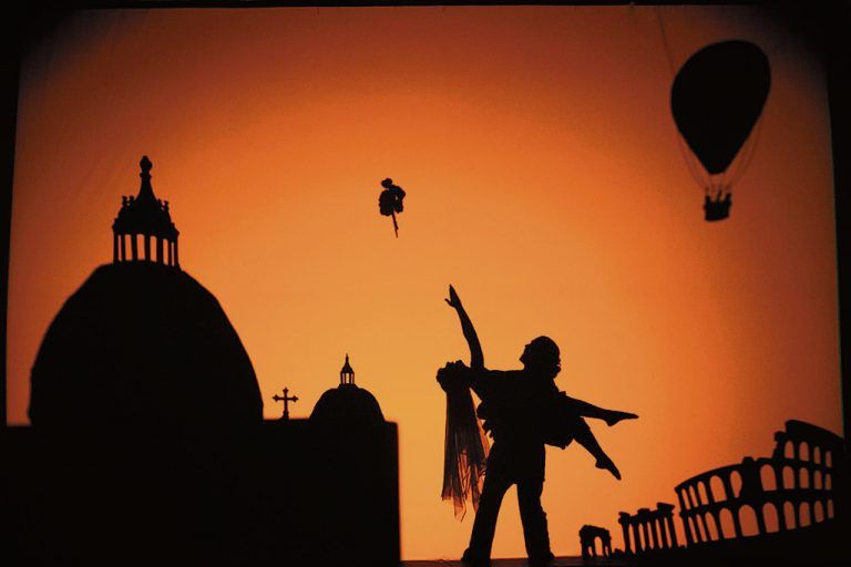 Die US-Tanzkompanie Pilobolus gastiert mit „Shadowland 2“ im Festspielhaus. Foto: beowulf sheehan