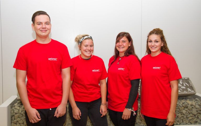 Die vier neuen Lehrlinge an ihrem ersten Arbeitstag: Jakob Wischenbart, Emma Ratt, Tamara Baumgartner und Miriam Sparr.Foto: Getzner