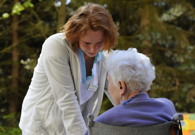 Die wachsende Zahl alter Menschen wird mehr denn je auf eine gute Betreuung und Pflege angewiesen sein. Foto: ap