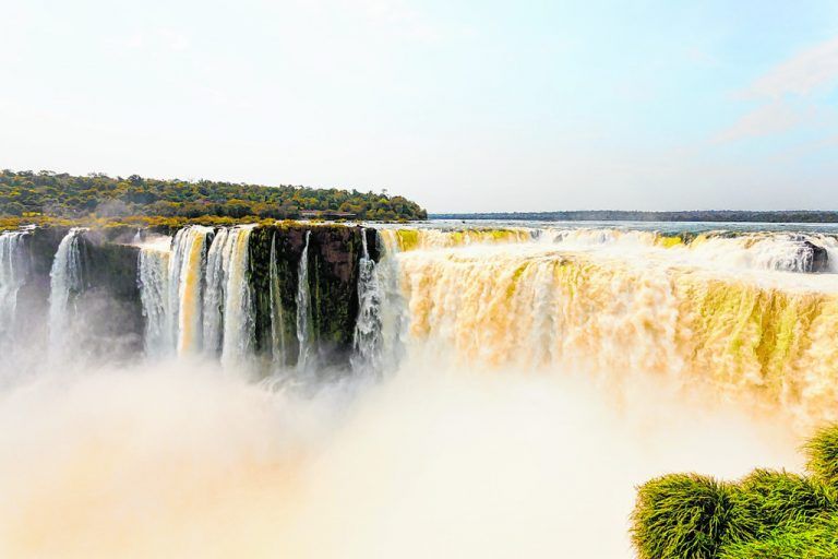 Die Wasserfälle liegen sowohl im argentinischen Nationalpark Iguazú als auch im brasilianischen Nationalpark Iguaçu.