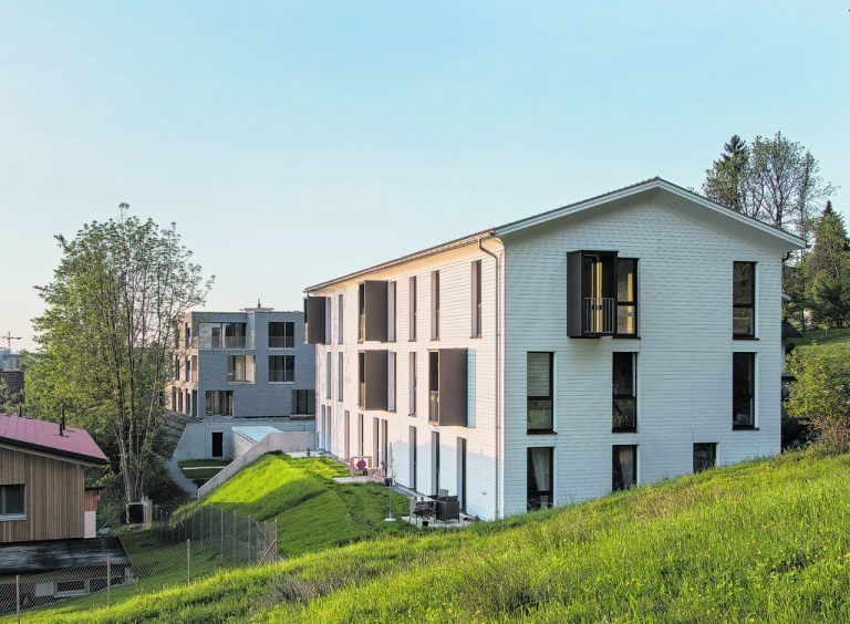 Die Wohnanlage Schlössleweg liegt im Schutz des Dornbirner Hausbergs Karren an einem dicht bebauten Hang im ebenso ruhigen wie zentrumsnahen Stadtteil Mühlebach.