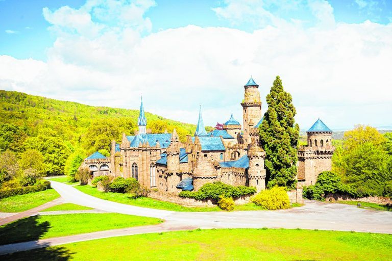 Die wunderschöne Löwenburg ist eine der vielen Sehenswürdigkeiten im Bergpark Wilhelmshöhe. Foto: Shutterstock