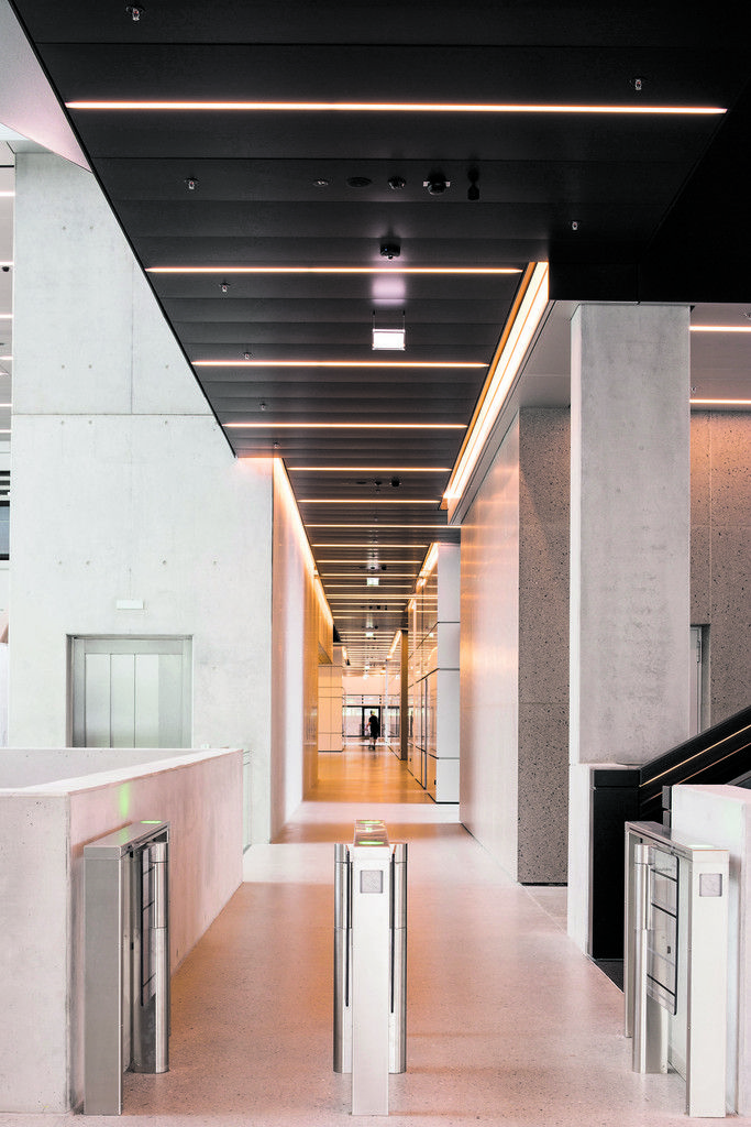 Die zentrale Erschließungszone mit ihrer Panoramastiege, Atrium und Schlucht war von AWG als Pendant zu einer dörflichen Situation mit Gassen, Straßen und Plätzen gedacht.