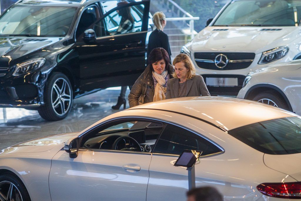 Top-Autohäuser im Land laden in ihre Schauräume