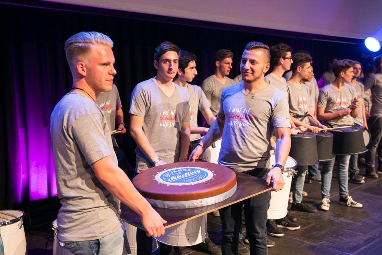 Die Zukunft des Schwarzacher Anlagenbauers: Die Schelling-Lehrlinge überbrachten bei der Feier im Festspielhaus Bregenz die Torte zum 100. Geburtstag.Firma