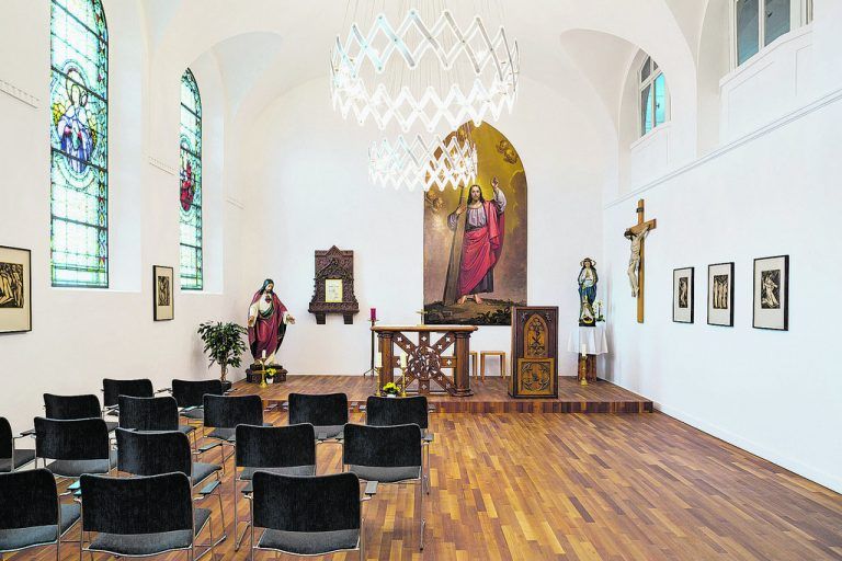 Die zuvor mehrfach veränderte Herz-Jesu-Kapelle im Ober-geschoß des Nordflügels wurde in einer historischen Raumfassung von 1925 wiederhergestellt und durch einen neuen Eichenboden und zeitgenössische Beleuchtung ergänzt.