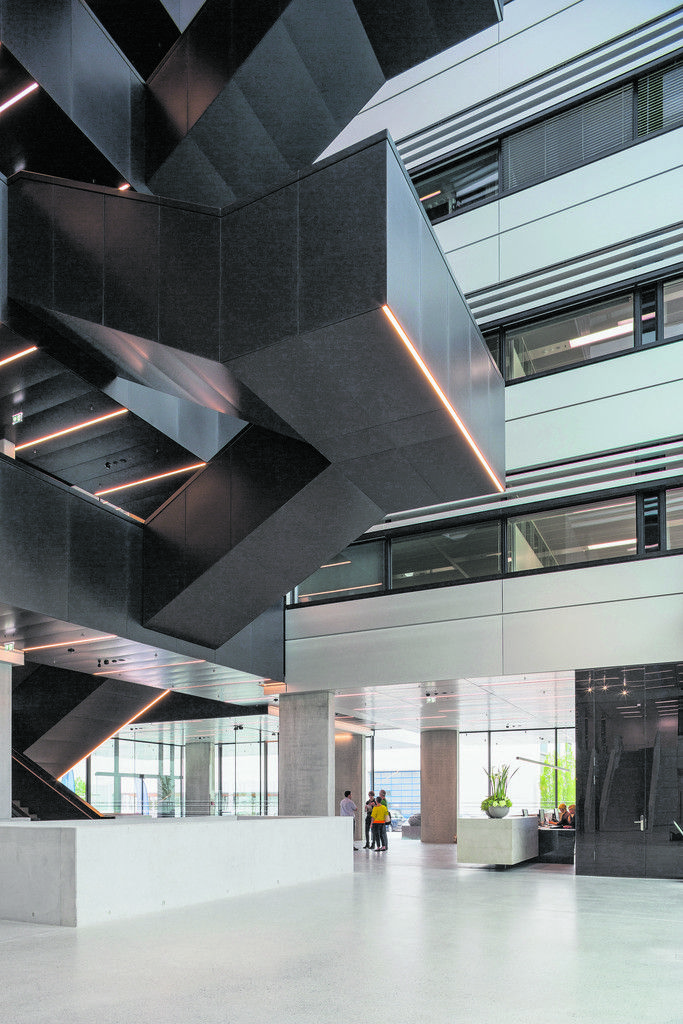 Diese Panoramastiege zählt zu den architektonischen Highlights im Foyerbereich.