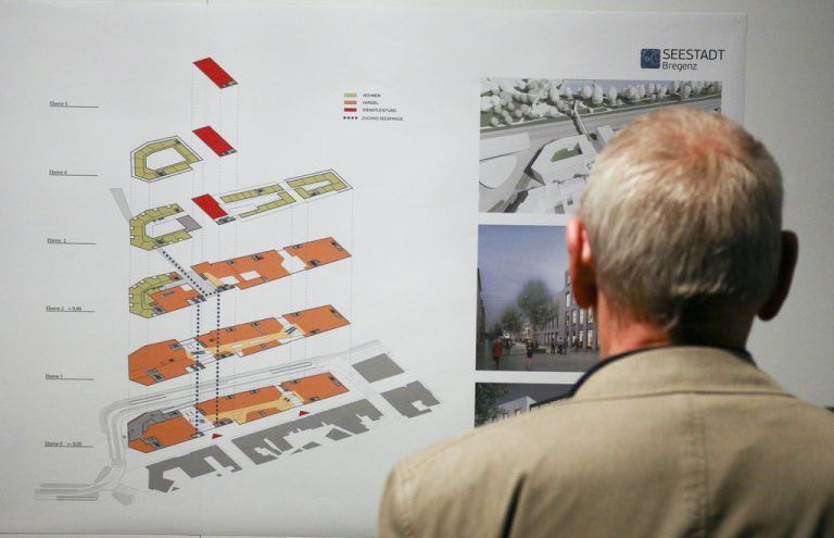 Dieser Bregenzer hat sich genau informiert. Foto: VN/hartinger