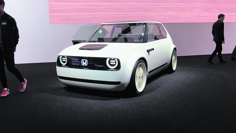 Dieser Elektrozwerg von Honda war der große Star der Internationalen Automobilausstellung in Frankfurt im Vorjahr. Das Honda Urban EV Concept steht jetzt auch in Genf, weil es das erste Elektroserienauto des Herstellers in Europa sein wird. Das positive Feedback hat Honda dazu bewegt, mit dem Vorverkauf bereits Anfang 2019 zu beginnen.