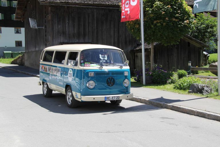 Dieser umgebaute VW-Bus mit E-Motor ist ein Rallye-Stammgast.