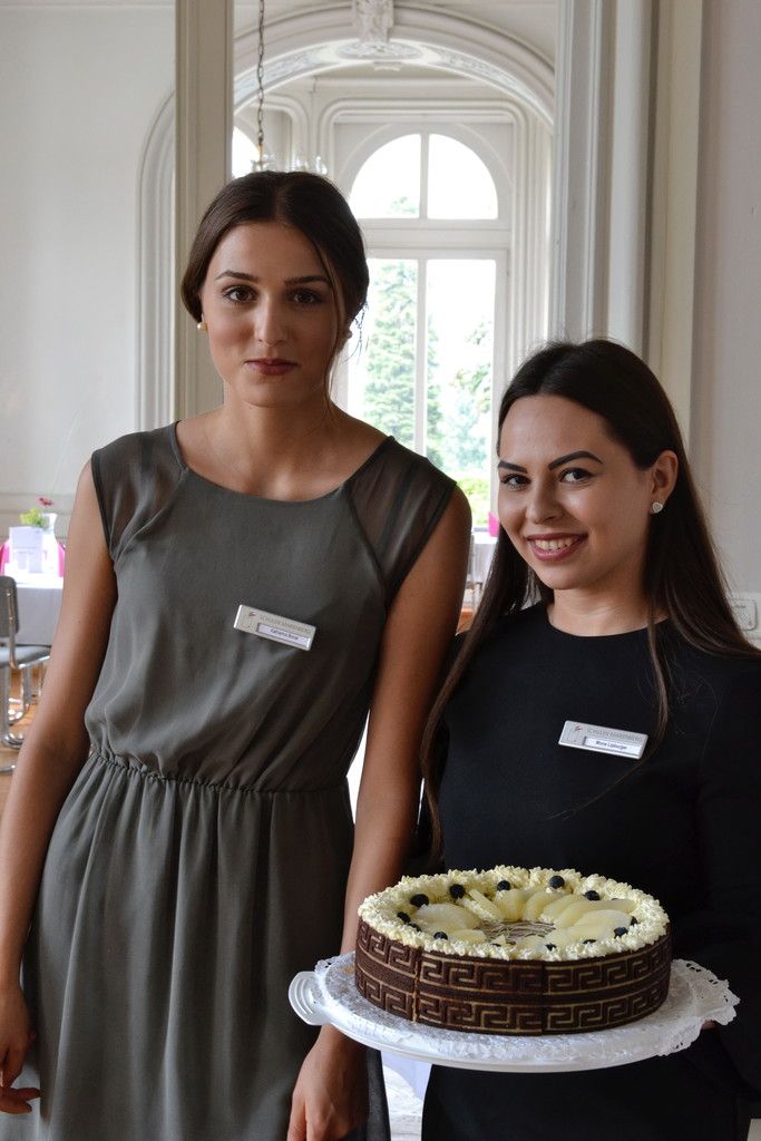 Diplomandinnen mit Marienbergtorte