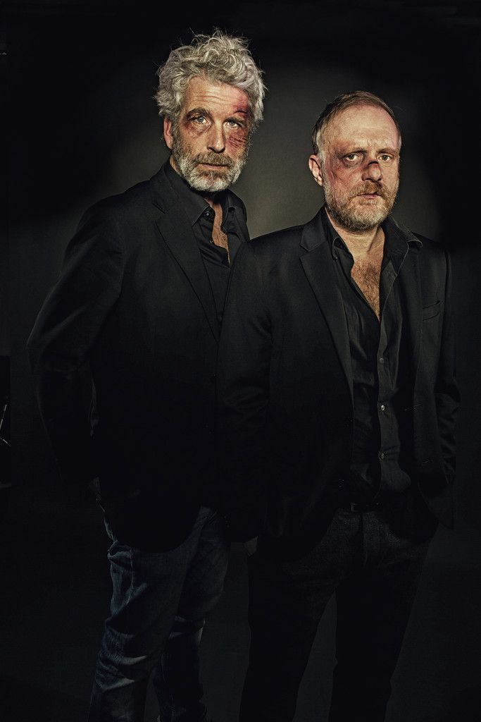 Dirk Stermann (l.) und Christoph Grissemann sehen auf den Fotos zu ihrem neuen Programm mitgenommen aus.Foto: Udo Leitner