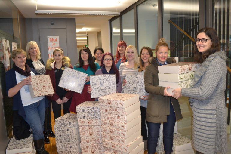 Dm Die Mitarbeiterinnen der 18 Vorarlberger Filialen des „dm drogerie markt“ übergaben mehr als 300 Geschenkpakete an die Caritas – prall gefüllt mit nützlichen Hygieneartikeln und selbstgebastelten Geschenken für Menschen in Not im Land.