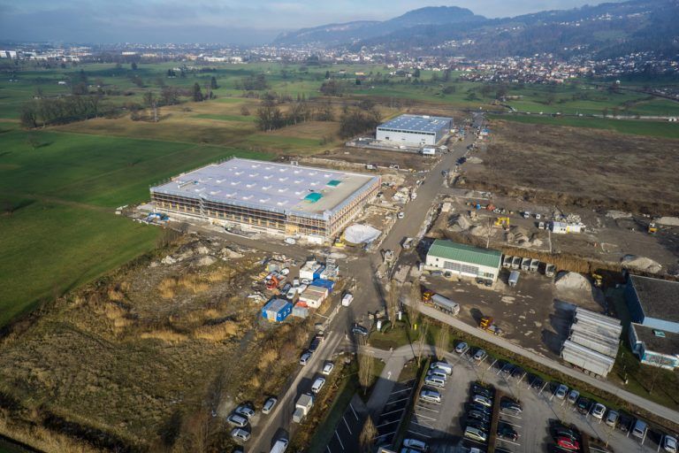 Dornbirn Nord, PfellerUnternehmen: Z-Werkzeugbau (vorne), Sonderhoff etc.» ProjektbeschreibungSonderhoff: Verwaltung und Fabrikation für 120 Mitarbeiter: ca. 3500 Quadratmeter.Z-Werkzeugbau: Investition 18 Mill. Euro, neue Firmenzentrale