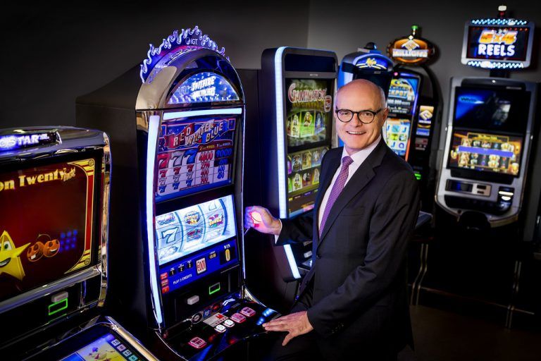 Dr. Karl Stoss mit einem neuen Automaten. Foto: Casinos Austria