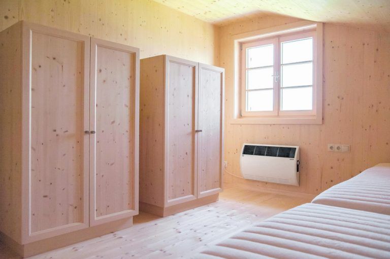 Drei Schlafräume bieten Platz für sechs Personen. Dazu gibt es zwei kleine Bäder mit Basisausstattung.