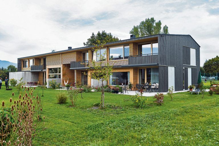 Drei Wohneinheiten finden sich in diesem Gebäude. Der Garten ist nicht unterteilt. Die Terrassen sind privat.