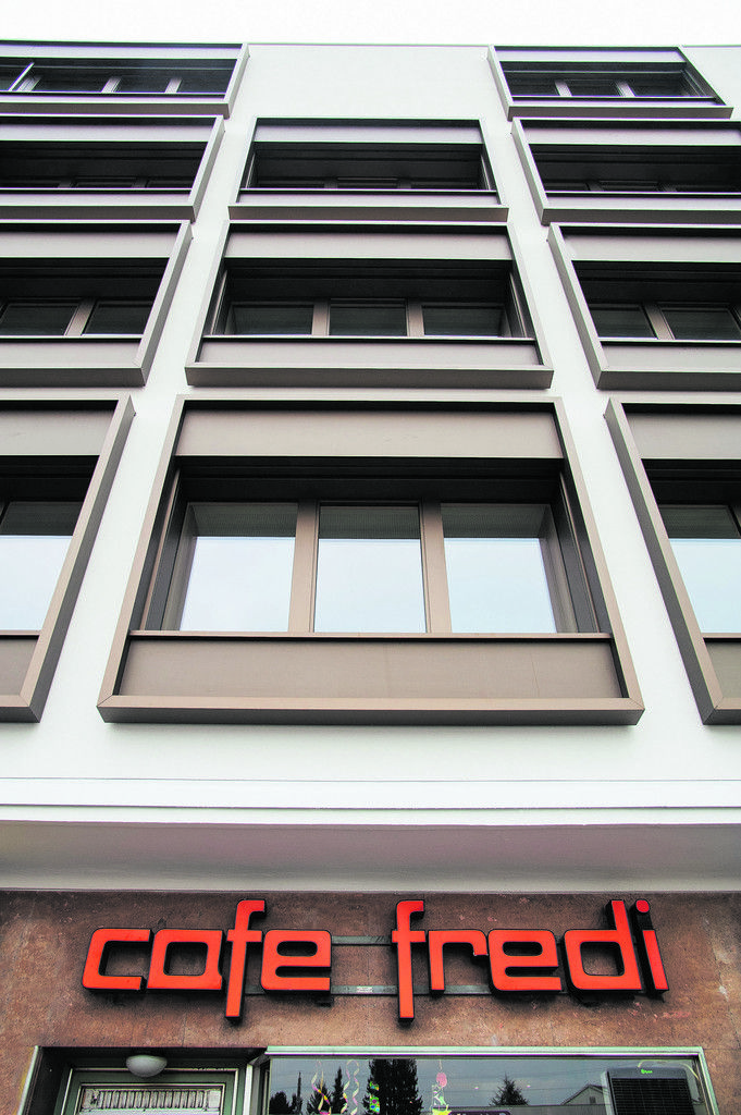 Durch bronzefarben eloxierte Alu-Elemente erhielt das „Storchenhaus“ ein markantes Profil. Das nicht zuletzt durch die innen bündig eingesetzten Fenster fast dreidimensional daherkommt.
