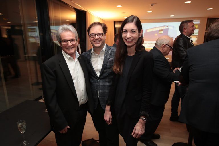 Ebenso unter den Gästen: Bernd Spratler (l.) mit Paulus A. und Christine Vergeiner.