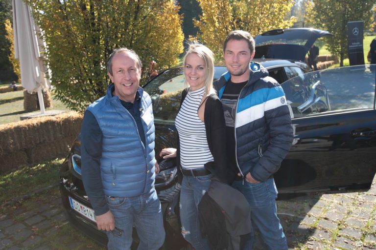 Edmund Gerstgrasser (BMW) mit Christina Geser und Aaron Erhart.