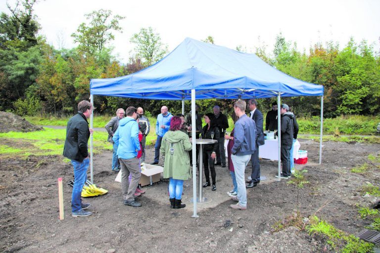 Eigentümer und bauausführende Personen feierten den Spatenstich.Bilder: Panorama Wohnbau
