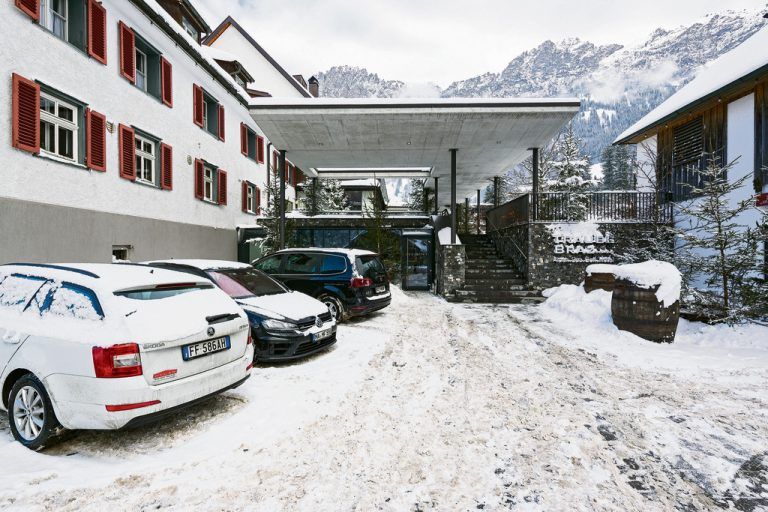 Ein auf schlanke Säulen aufgeständertes Flugdach schwebt über der Treppe bzw. dem Weg, der die Hotelgäste zur großen Lobby führt, die das Zentrumdes Zubaus von 2007 bildet.
