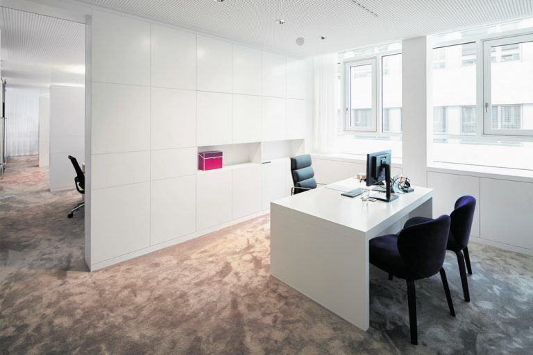 Ein Blick in den den Arbeitsraum der Bereichsleiterin. Die Möblierung der Arbeitsbereiche ist hell und freundlich, platzsparend und multifunktional. Die weiteren Räume folgen in der Anordnung der Arbeitsplätze den Notwendigkeiten der Geschäftsbereiche, was Kommunika-tion und Konzentration betrifft.