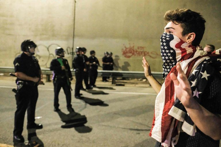Ein Demonstrant stellt sich der Polizei in Los Angeles entgegen.  Foto: AFP