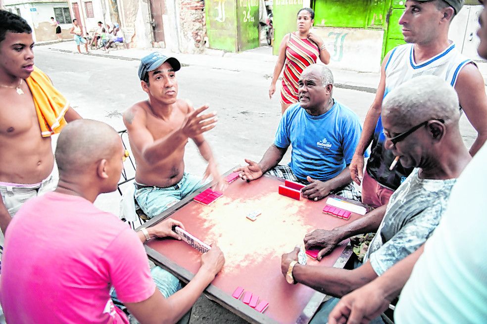 Männer spielen Domino