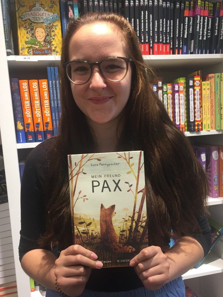 Ein Herz und eine Seele – Peter und sein Fuchswelpe Pax. Seit Peter Pax vor dem sicheren Tod gerettet hat, sind die beiden unzertrennlich.Aber dann kommt der Krieg und reißt die beiden auseinander. Zwischen Peter und Pax liegen nun Hunderte Kilometer und mindestens so viele Gefahren. Eine wundervolle Geschichte, die zu Tränen rührt und das Herz erwärmt.
Sara Pennypacker – „Mein Freund Pax“
empfohlen von Naomi Balldini, Buchhandlung Ländlebuch