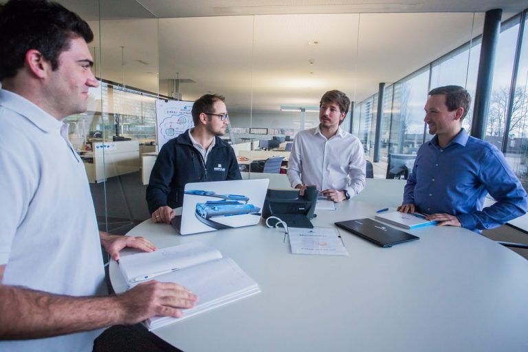 Ein kreatives Umfeld für Techniker: Bei Servus funktioniert die Kommunikation der Nationen und zwischen Mensch und Roboter.