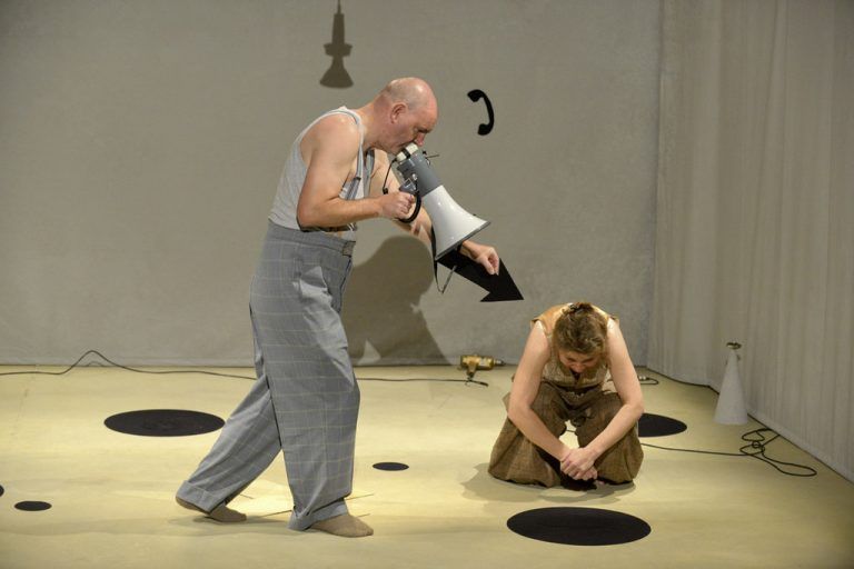 „Ein Loch ist meistens rund“, ein Theaterstück,das den Forschergeist weckt. thomas ernst