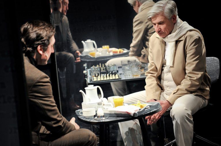 Ein Mal das Leben anhalten, von vorne beginnen und seine Biografie ändern. Der Hauptfigur Hannes Kürmann in Max Frischs Drama „Biografie: Ein Spiel“ wird diese Möglichkeit geboten. foto: tak