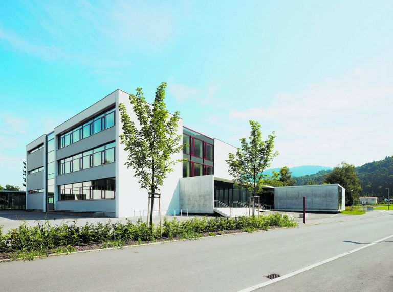 Ein neuer eingeschossiger Baukörper wurde hinzugefügt. Hier sind Räume für die Mittags-/Tagesbetreuung und die Schulbibliothek untergebracht. Der Zugang wurde barrierefrei gestaltet.