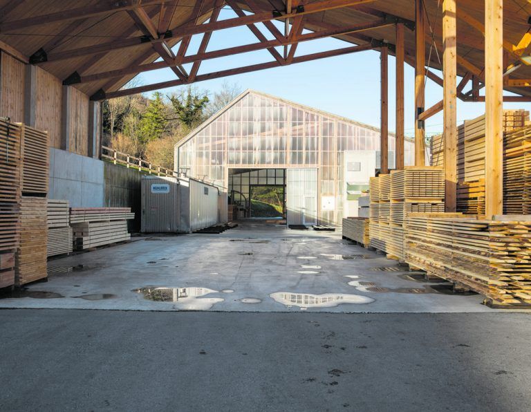 Ein offener Werkhof trennt die Hallen voneinander. Doch das zukünftige Wachstum ist schon eingeplant. Durch die lineare Anord-nung der beiden Neubauten können sie ohne großen Aufwand zu einer Halle zusammengefügt werden.