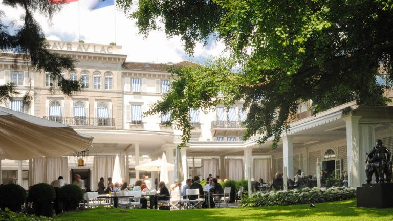 Ein Palast für solvente Gäste: Das Luxushotel Baur au lac setzte 1844 Maßstäbe (oben) und setzt sie heute noch. Foto: BAL