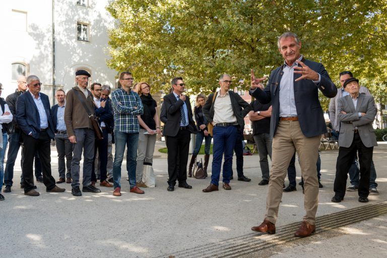 Ein Plädoyer für Bürgerbeteiligung: Bürgermeister Linhart schildert die Quartiersentwicklung Kornmarkt vor Ort.Stiplovsek