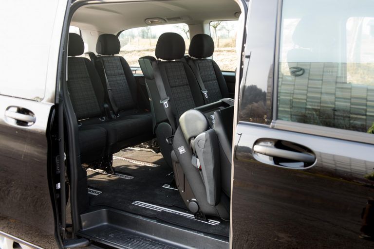 Eindruck: Bus mit großzügigem Platzangebot für insgesamt neun Personen. Feine Antriebseinheit, bestehend aus starkem Diesel, 7-Gang-Automatik und Allradantrieb. Innen: viel Hartplastik und eine etwas veraltete Infotainment-Technik.