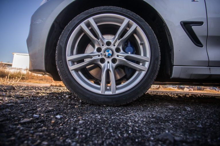 Eindruck: der 3er GT ist ein durchaus fahraktives Auto mit etwas herbem Abrollkomfort und großem Wendekreis, das Großangebot an verfügbaren Assistenzsystemen und modernen Technikfeatures an Bord lässt sich BMW wie gewohnt kräftig bezahlen.